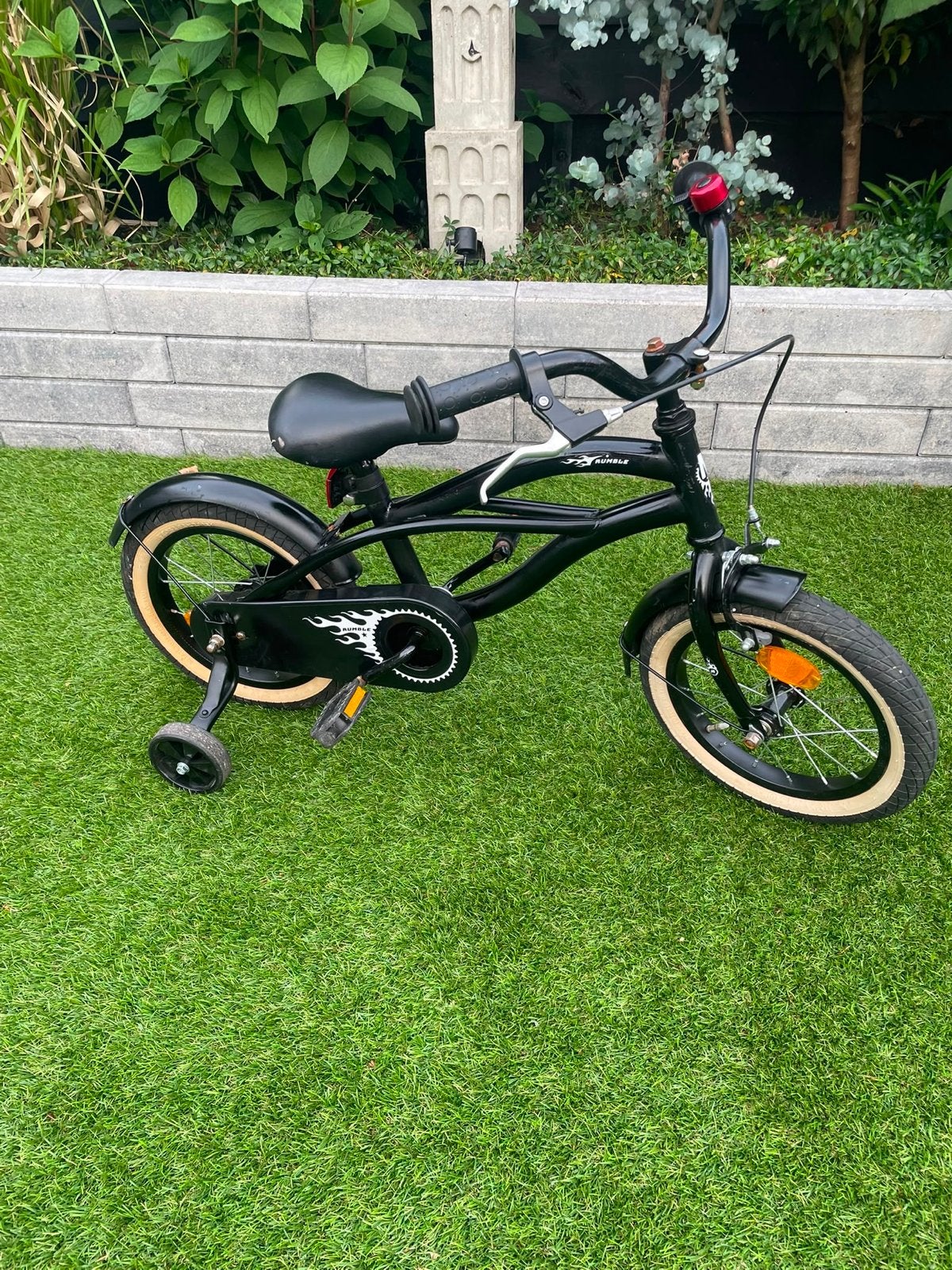 Zwarte kinderfiets 16 inch met zijwieltjes, Fietsen en Brommers, Fietsen | Kinderfietsjes, Ophalen, Zijwieltjes, Velgrem, 16 tot 20 inch