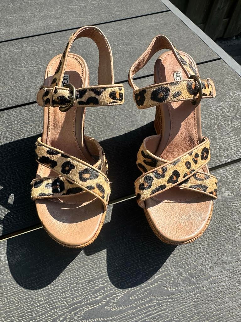 UGGS sleehak in tijgerprint maat 39, Kleding | Dames, Schoenen, Ophalen of Verzenden, Gedragen, Bruin, Sandalen of Muiltjes