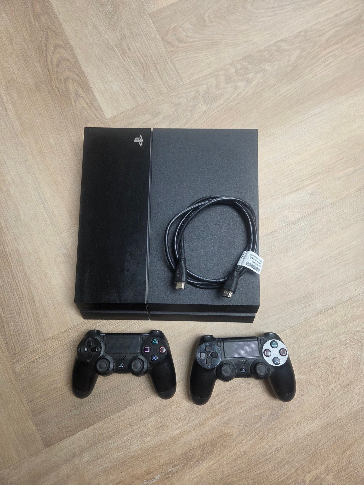PlayStation 4 Slim met 2 controllers en kabels, Ophalen, Zo goed als nieuw, Met 2 controllers, Slim