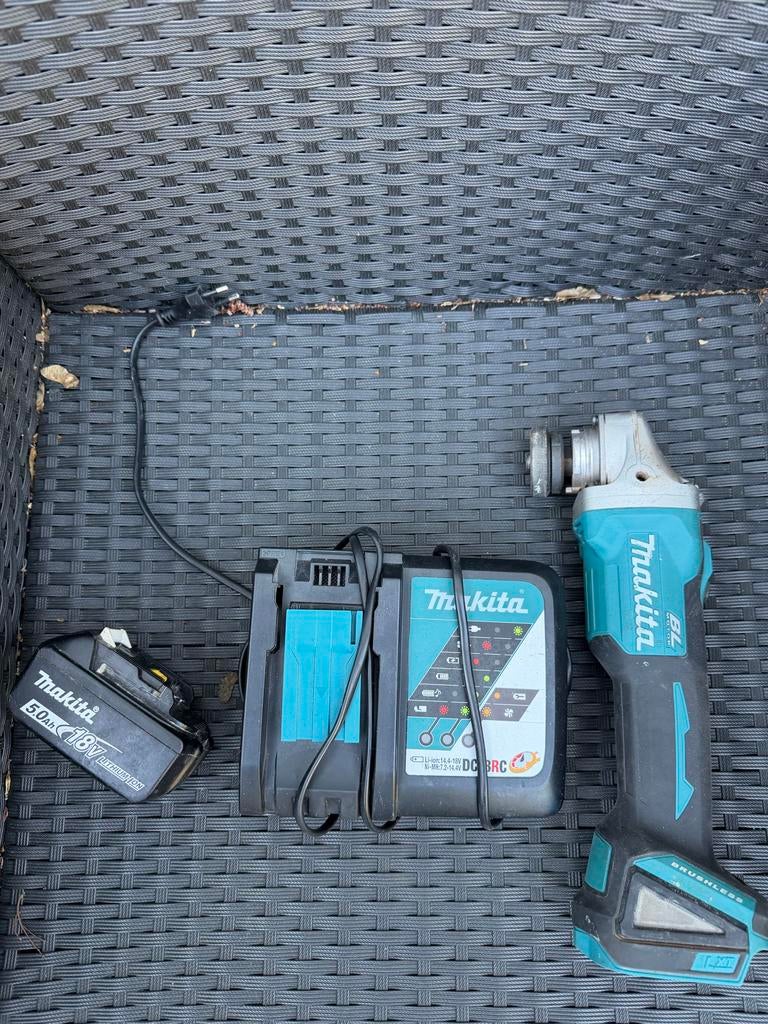 Makita kitspuit en haakse slijper met accu en lader, Ophalen of Verzenden, Gebruikt