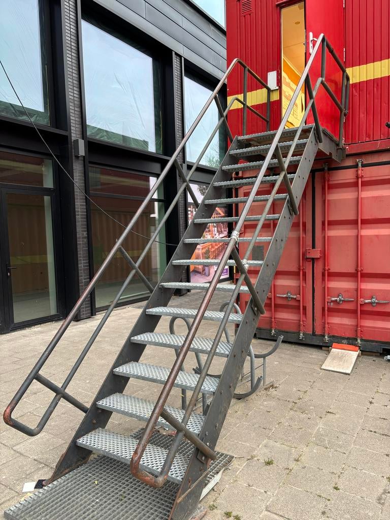 Stalen trap met roostertreden - Hoogte 280 cm, Ophalen of Verzenden, Zo goed als nieuw, Trap, 2 tot 4 meter