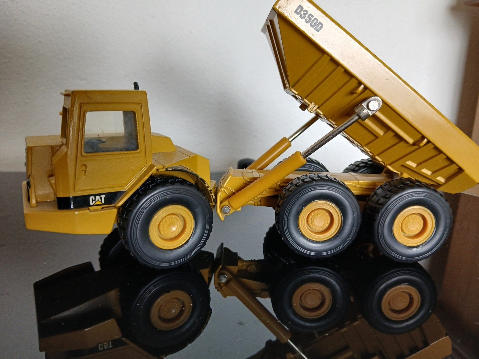 Caterpillar 350D Dumper - Mooi Vitrine Model, Hobby en Vrije tijd, Modelauto's | 1:50, Ophalen of Verzenden, Zo goed als nieuw
