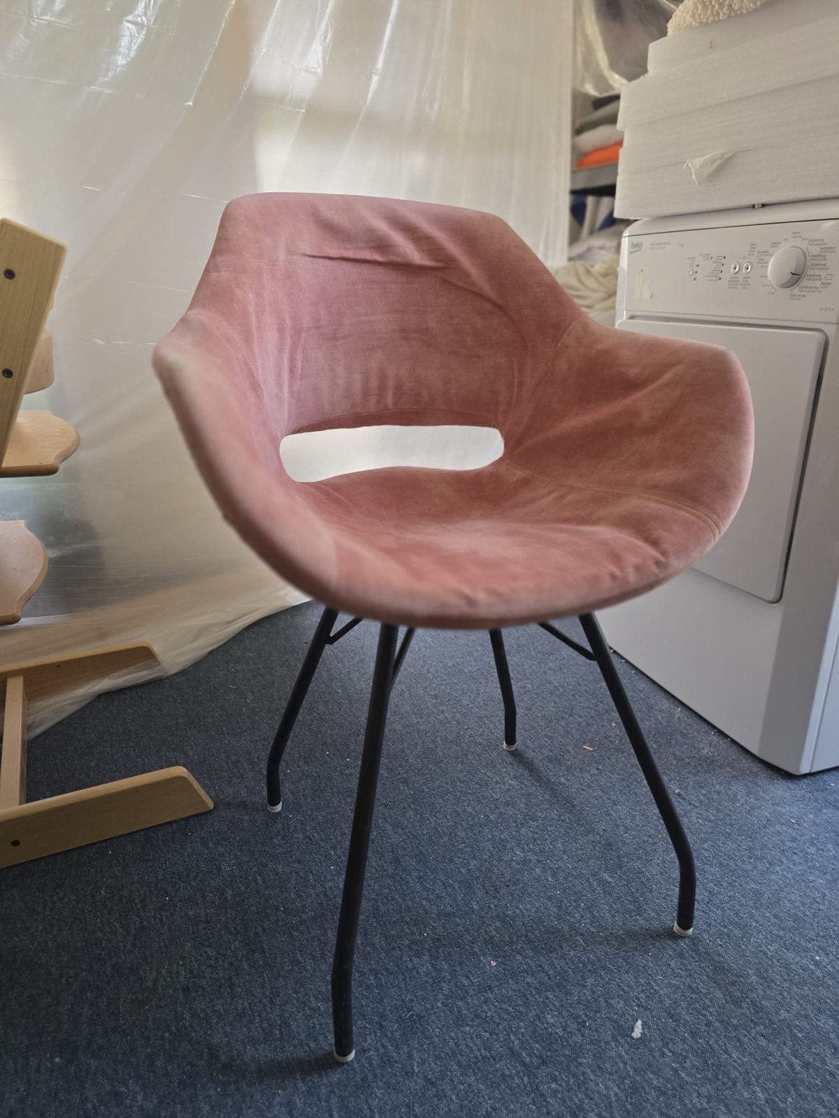 Roze fluwelen stoel met metalen poten 2 stuks, Huis en Inrichting, Stoelen, Ophalen, Gebruikt, Twee, Overige kleuren