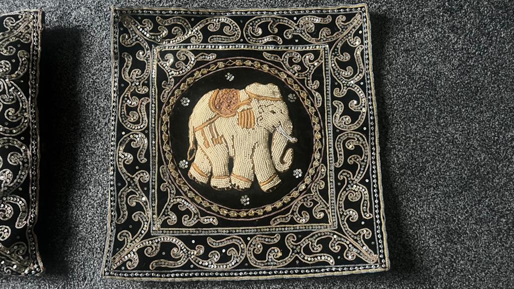 Decoratieve thaise kussensloop met olifant en pailletten, Huis en Inrichting, Woonaccessoires | Kussens, Ophalen of Verzenden
