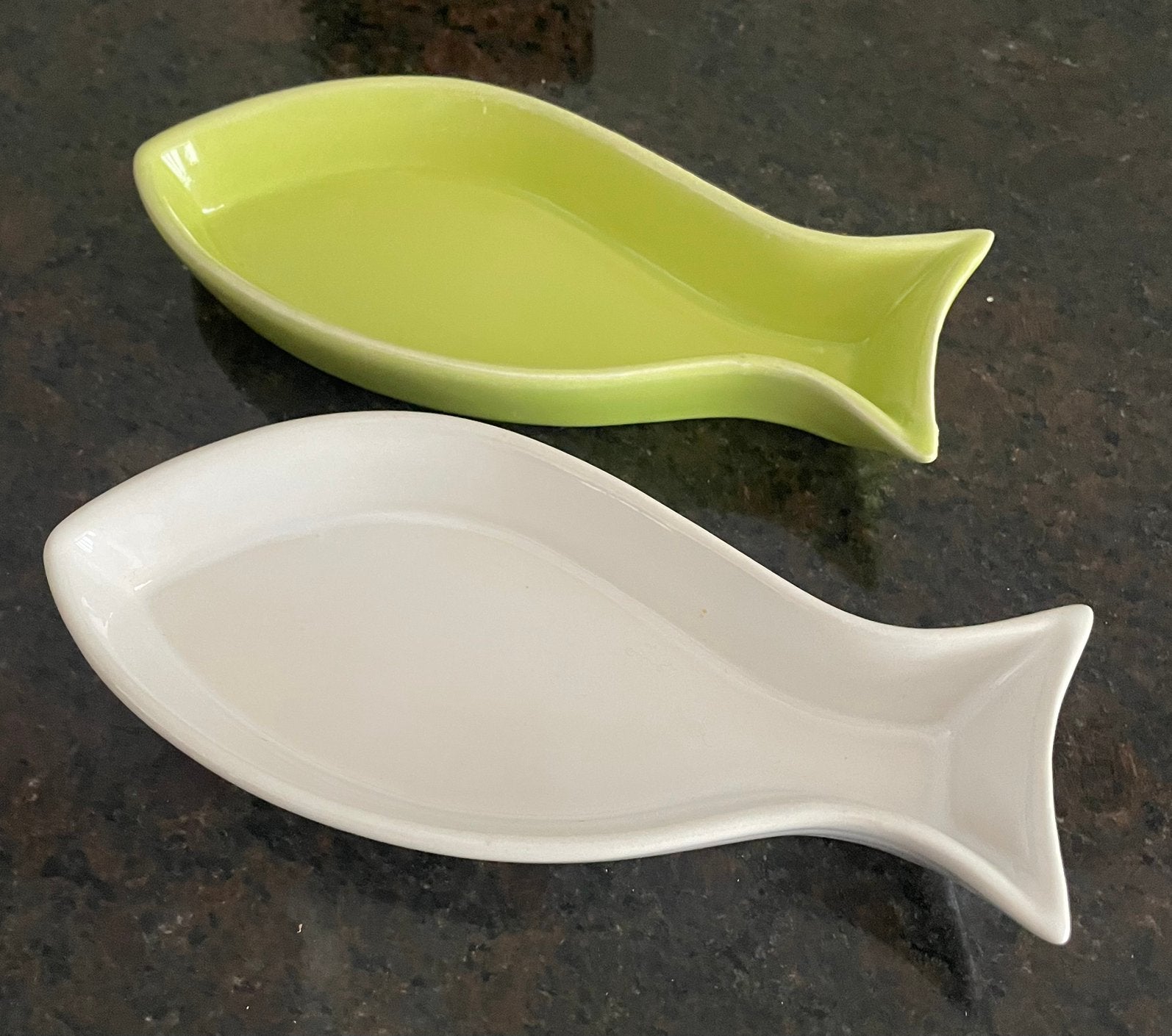 2 Visschaaltjes - Wit en Groen - Keramiek, Gebruikt, Keramiek, Ophalen of Verzenden, Schaal of Schalen