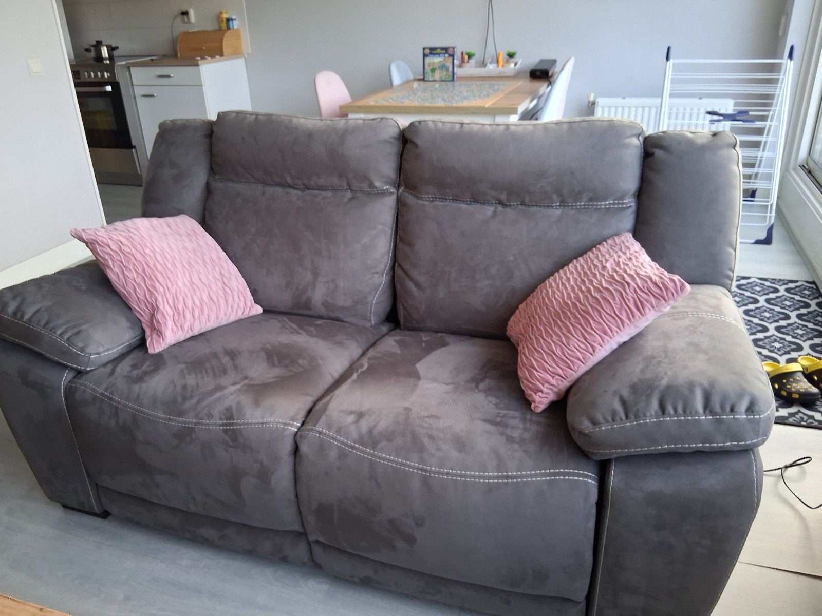 Comfortabele grijze tweezitsbank met relaxfunctie, Ophalen, Gebruikt, 150 tot 200 cm, Tweepersoons