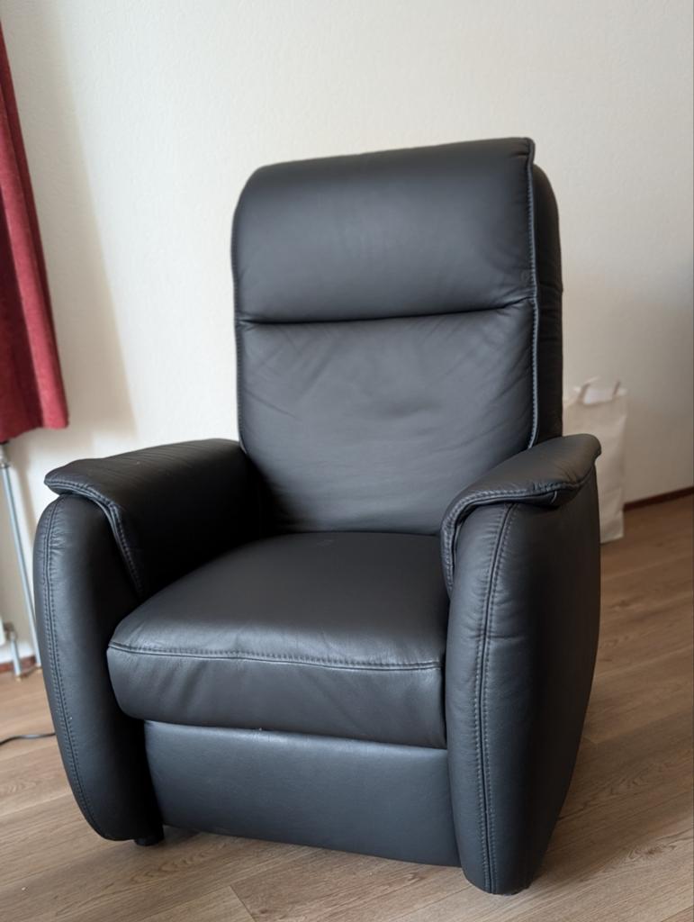 [NIEUW] Zwarte relaxfauteuil / sta opstoel, Huis en Inrichting, Fauteuils, Ophalen of Verzenden, Nieuw, 50 tot 75 cm