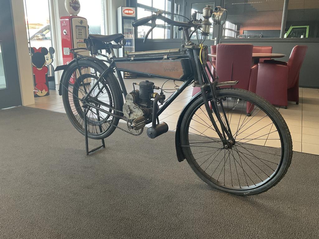 Griffon Bouwjaar ca 1920, Route 58 Land Rover Centre Tilburg, Griffon, Emma Goldmanweg 6
5032MN  TILBURG, NL, Overig