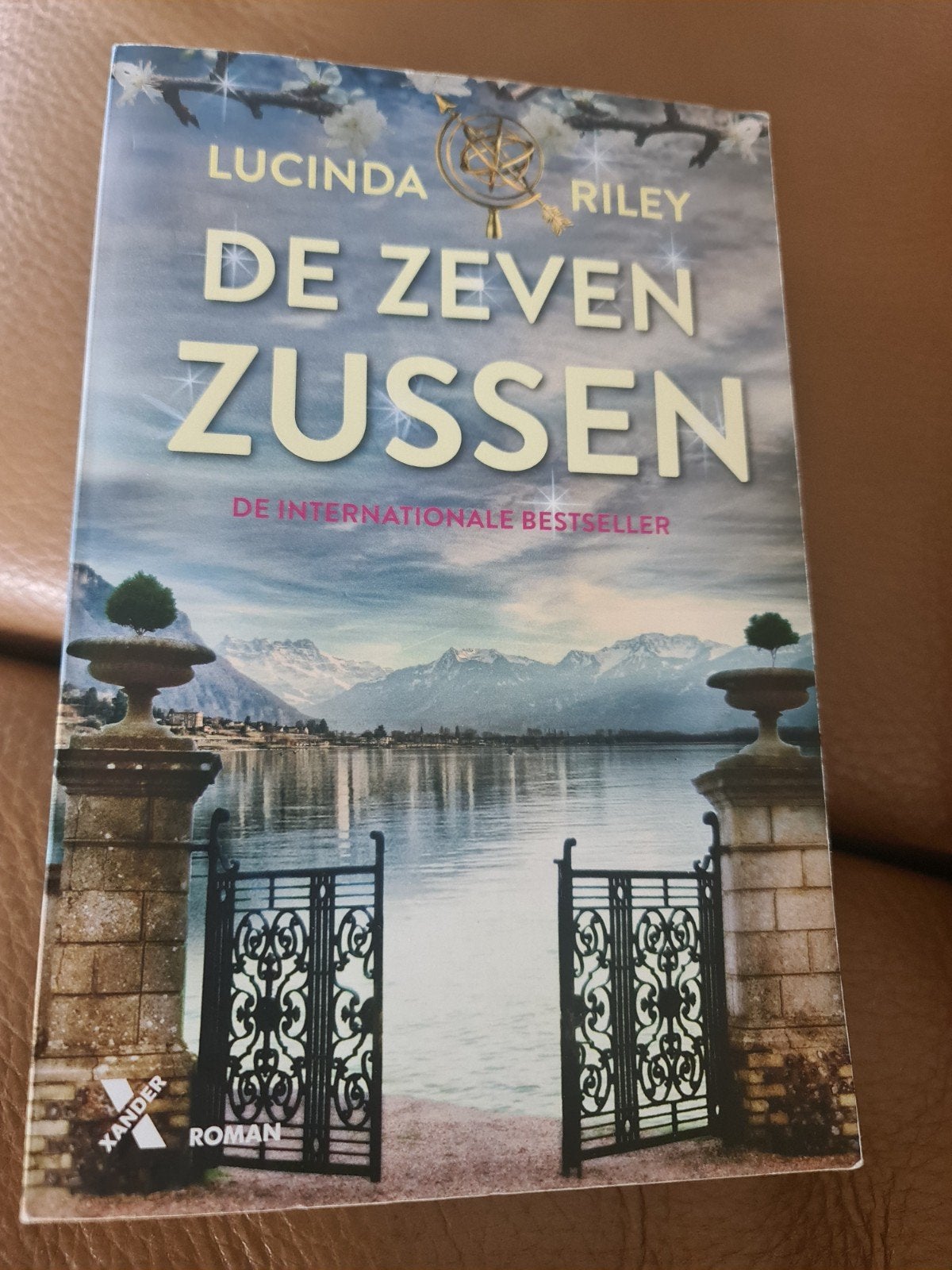 De Zeven Zussen - Lucinda Riley (Roman), Boeken, Romans, Ophalen of Verzenden, Zo goed als nieuw, Lucinda Riley, Nederland