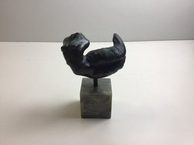 Bronzen beeld van liggende vrouw op marmeren voet - AtB, 9 cm, Beeld, Ophalen of Verzenden, Overige materialen