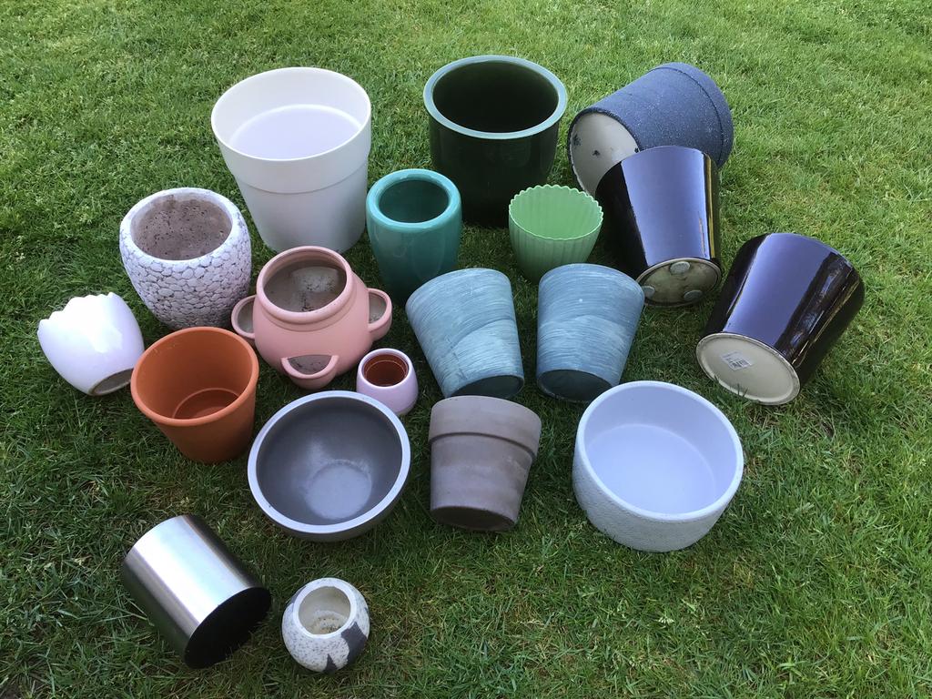 Diverse bloempotten/vazen - zwart - groen - wit - etc., Kunststof, Rond, Ophalen of Verzenden, Zo goed als nieuw