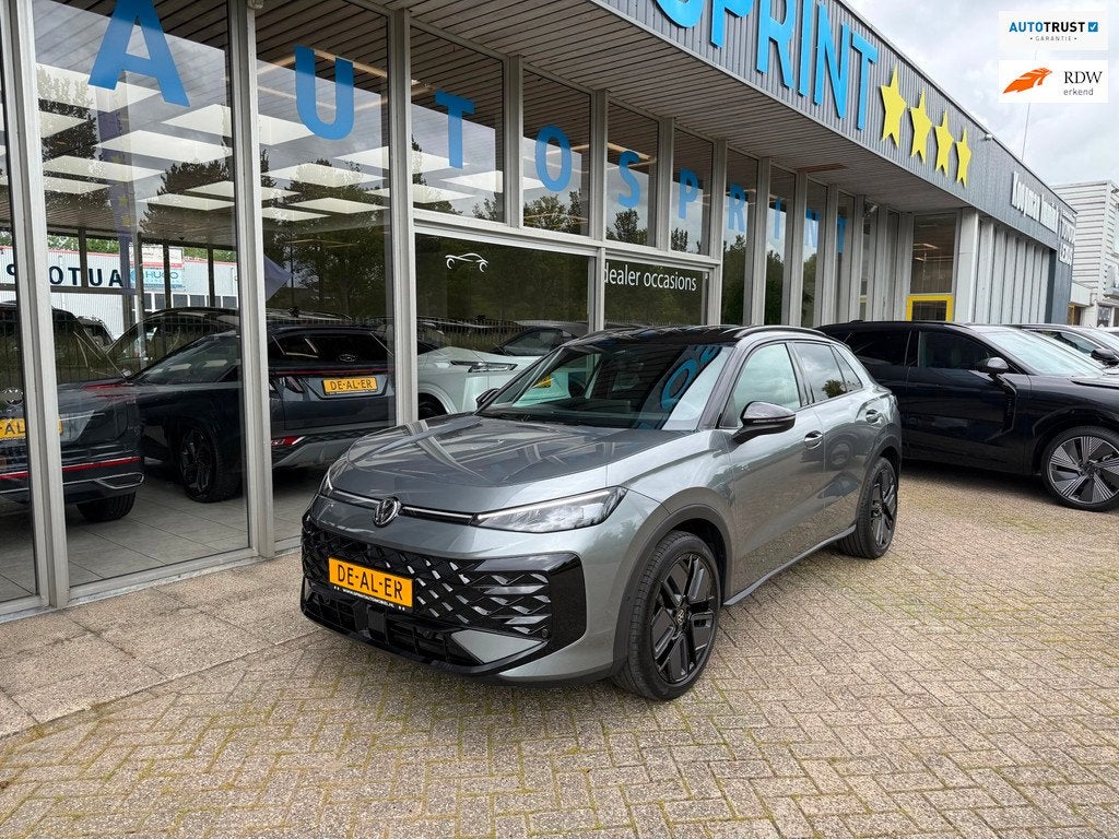 Volkswagen T-Roc 1.5 eTsi R-Line MILD HYBRID 150PK CAMERA ,, Auto's, Volkswagen, 1374 kg, Zwart, 4 cilinders, 150 pk