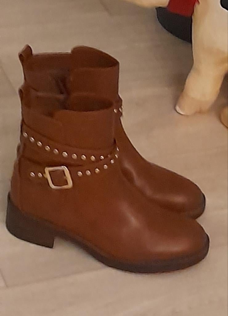 Nieuwe cognac bruine enkellaarsjes-goudkleur sierdetails 39, Bruin, Lage of Enkellaarzen, Nieuw, Ophalen of Verzenden
