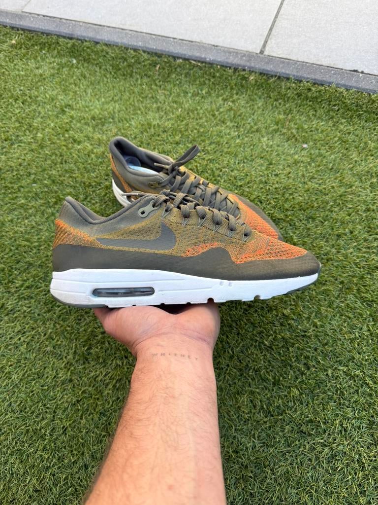 Nike air max 1 flyknit 44.5 olive, Ophalen of Verzenden, Zo goed als nieuw, Overige kleuren