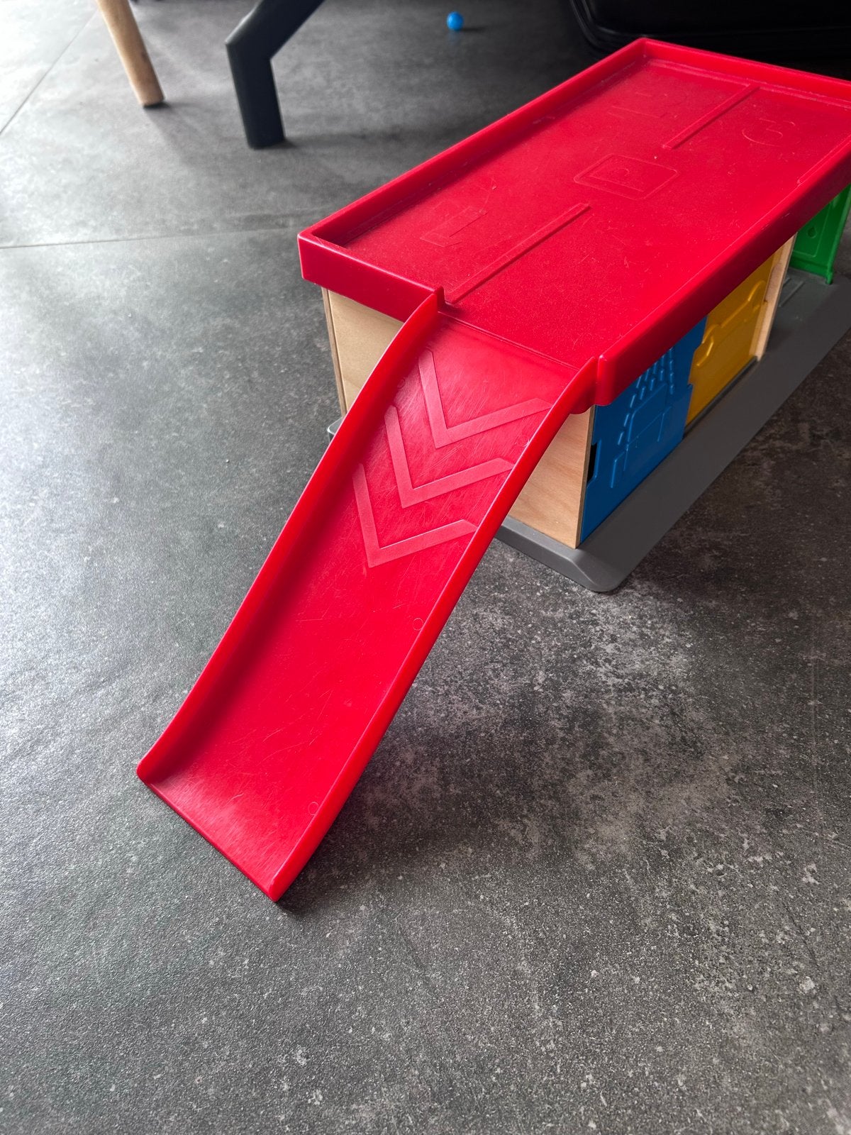 Houten speelgoedgarage met oprit en tankstation, Ophalen of Verzenden, Gebruikt, Jongen of Meisje