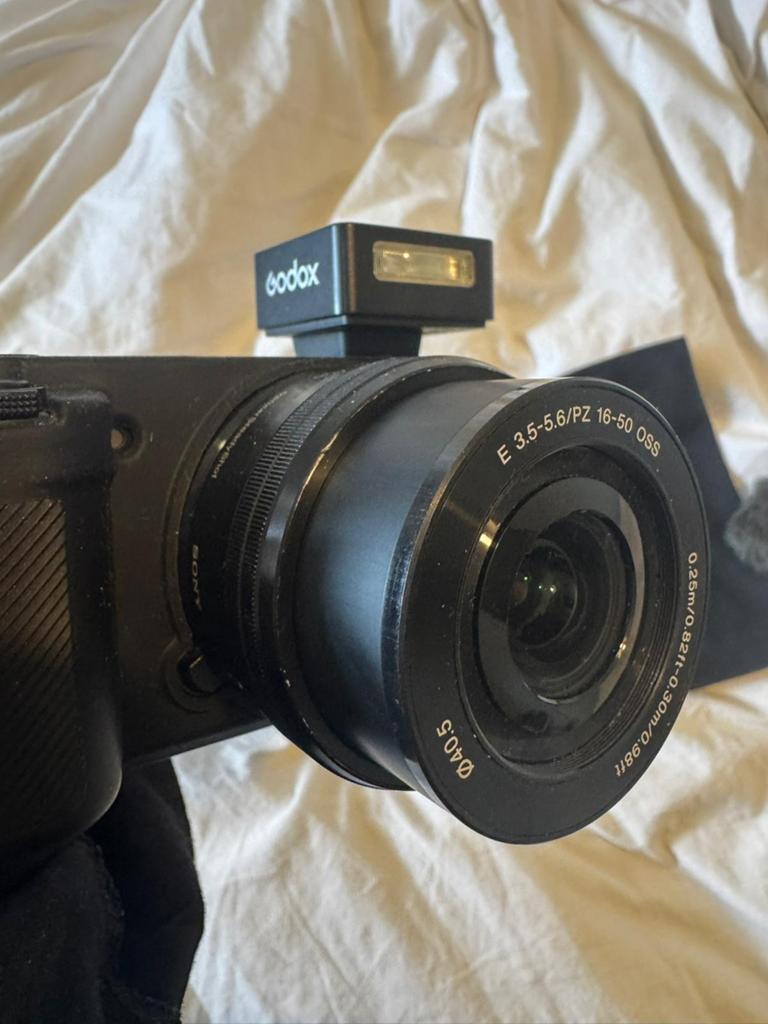 Sony ZV-E10 vlogcamera met 16-50mm lens en accessoires, Compact, Ophalen of Verzenden, Zo goed als nieuw, 4 t/m 7 keer