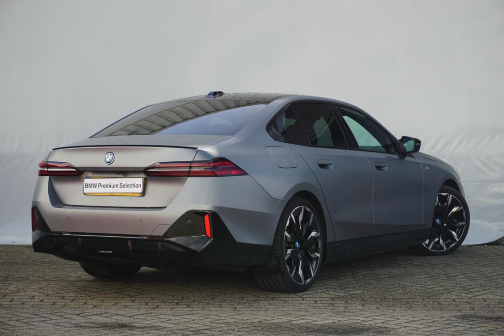 BMW i5 Sedan M60 xDrive M Sport Pro / Trekhaak / Bowers & Wi, Auto's, BMW, Automaat, 514 km, Zwart, 2000 kg