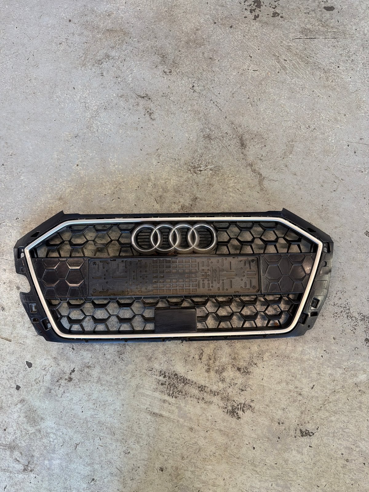 Audi A1 Grille - Origineel en in goede staat, Auto-onderdelen, Ophalen of Verzenden, Gebruikt, Audi