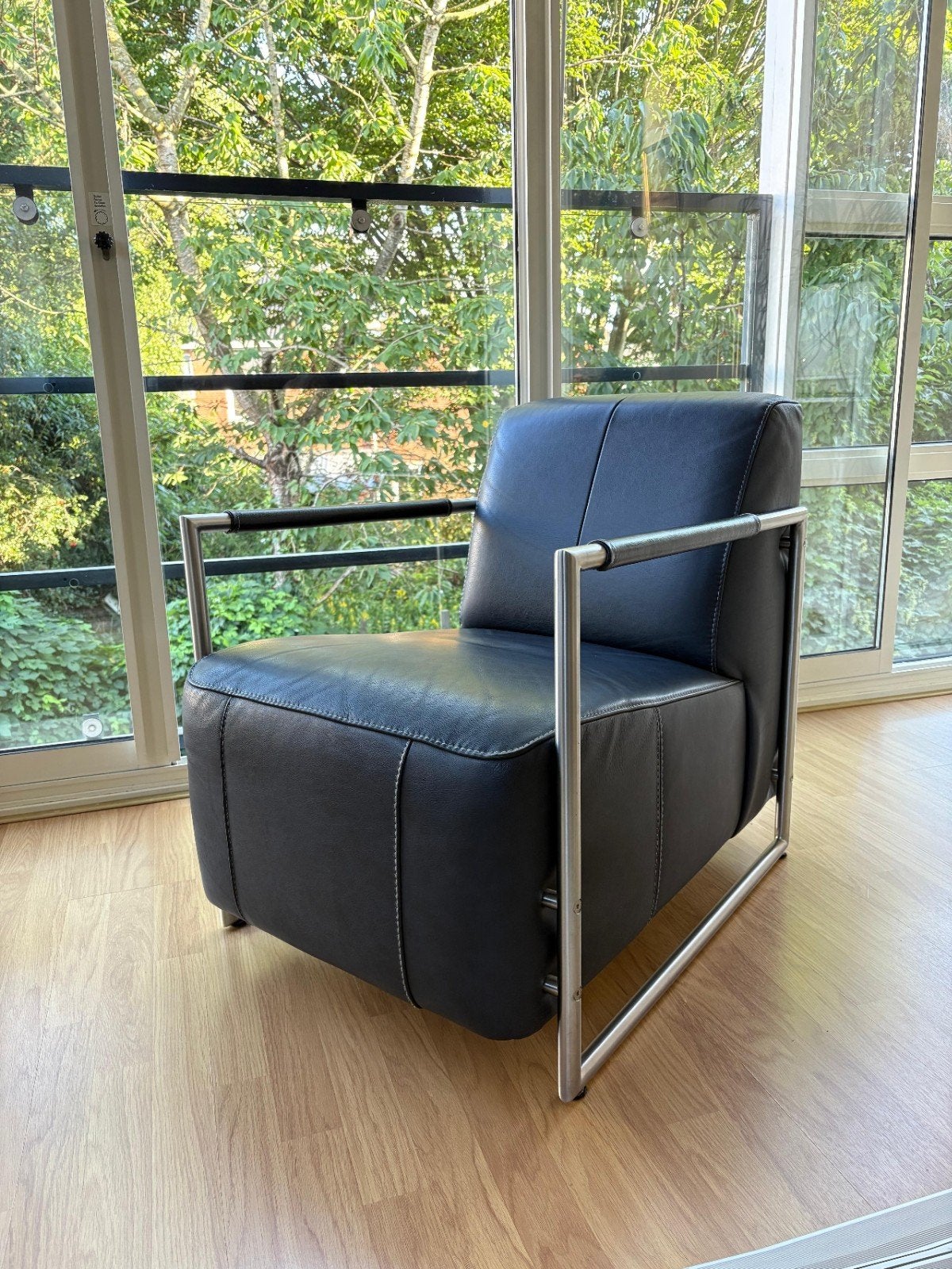 XOOON fauteuil – donkerblauw  kunstleer – metalen frame, Huis en Inrichting, Fauteuils, Ophalen, Gebruikt, 75 tot 100 cm, 50 tot 75 cm