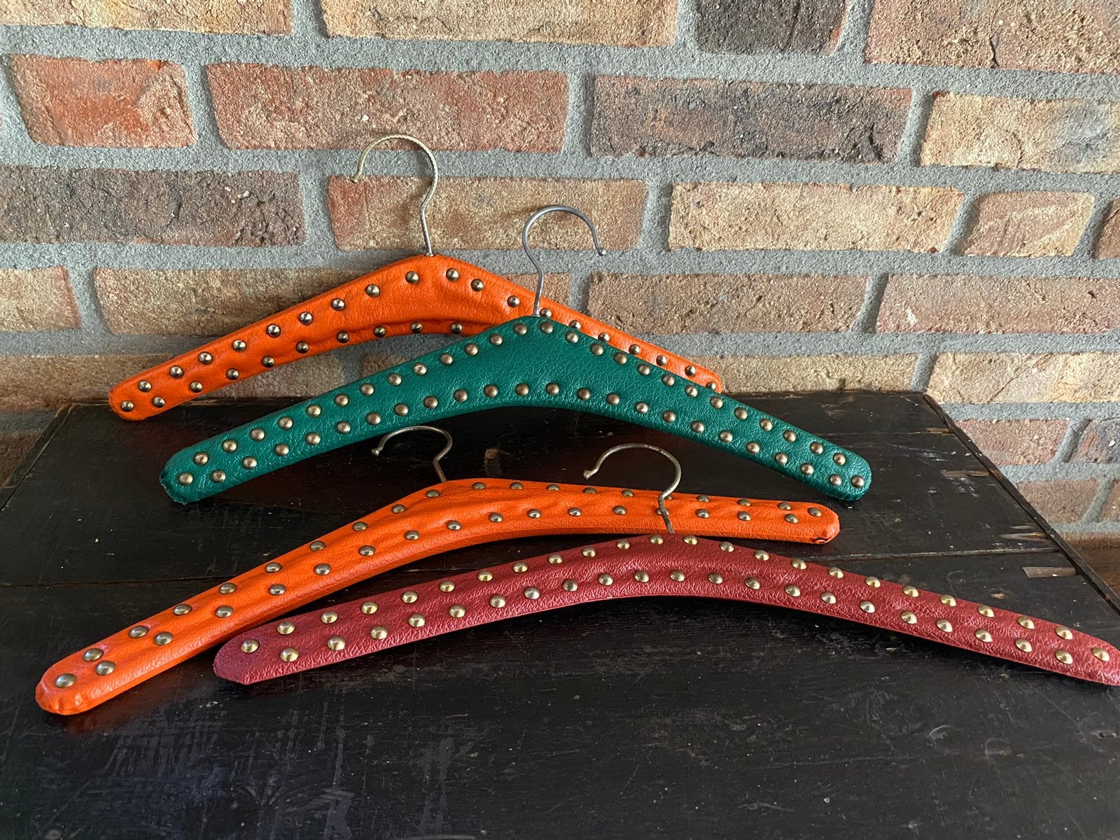 Vintage set skai klerenhangers, Kleding | Dames, Ophalen of Verzenden, Gebruikt, Overige materialen