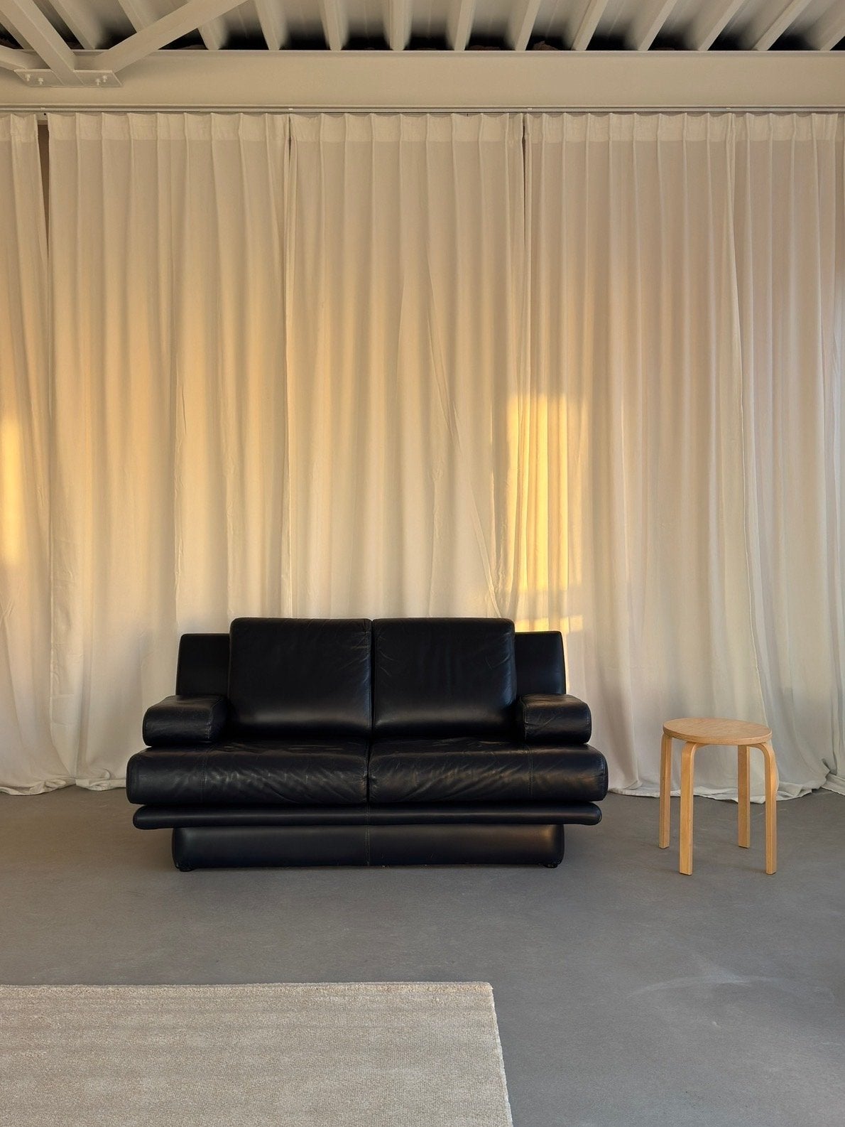 Zwarte/donker blauw leren tweezitsbank - Modern design, Huis en Inrichting, Banken | Bankstellen, Ophalen, 150 tot 200 cm, Tweepersoons