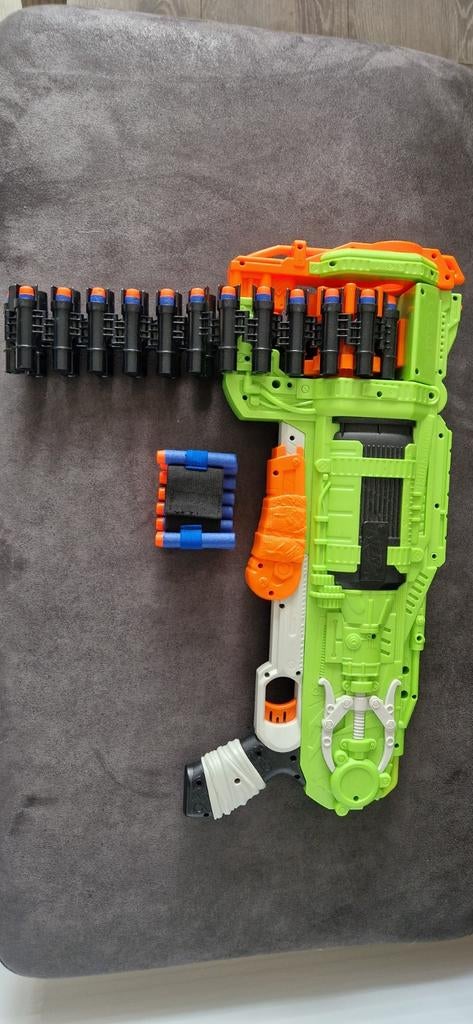 Nerf Blaster met munitie en patroonhouders, Ophalen of Verzenden, Zo goed als nieuw