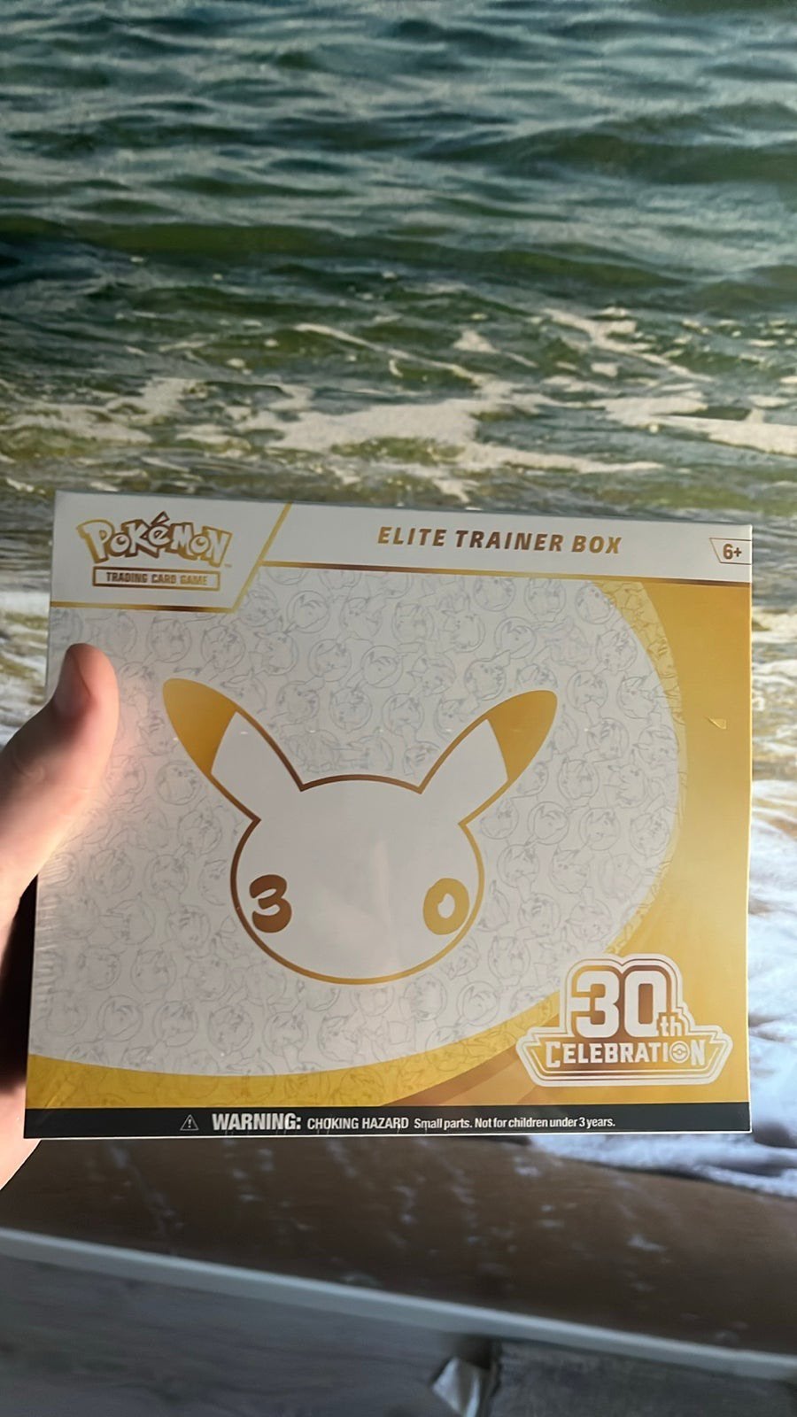 Pokemon 30th celebration ETB sealed, Hobby en Vrije tijd, Ophalen, Nieuw, Meerdere kaarten