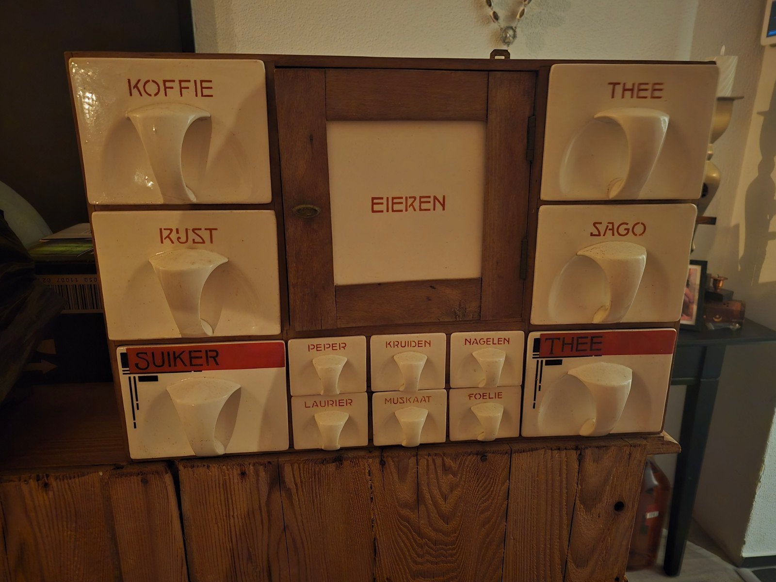Antieke kruidenkastje, Ophalen