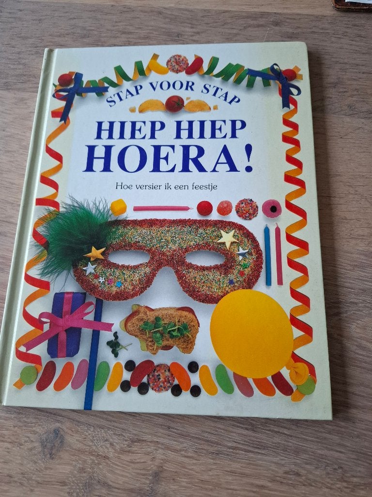 Boek - Hiep Hiep Hoera - Hoe versier ik een feestje, Ophalen of Verzenden, Zo goed als nieuw, Fictie algemeen