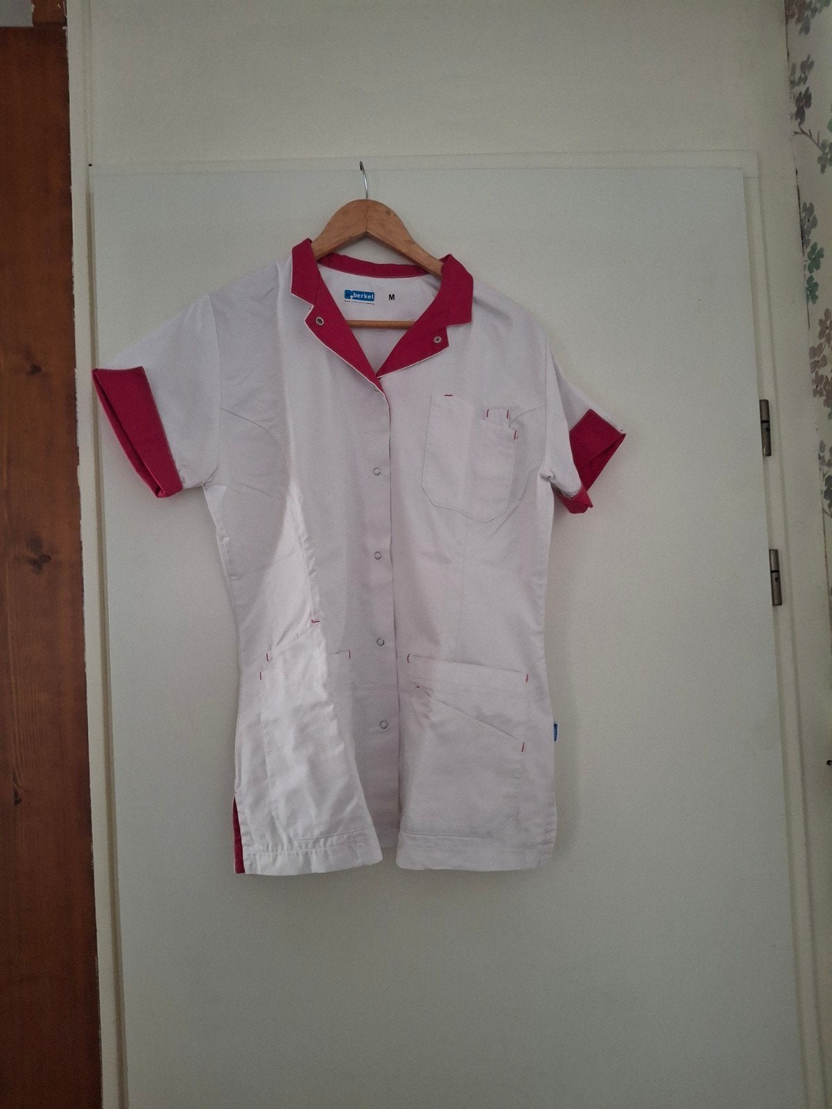Witte zorgjas met rode accenten - Maat M, Maat 38/40 (M), Wit, Ophalen of Verzenden, Korte mouw