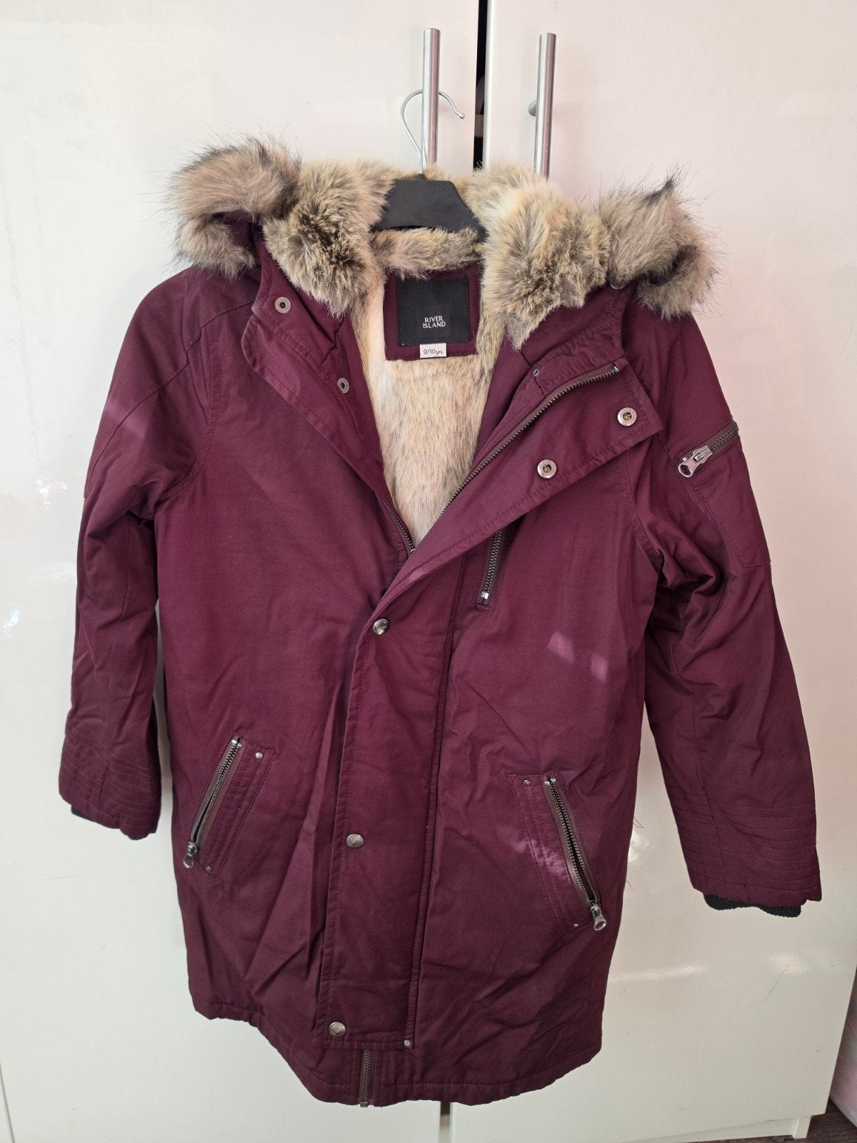 River Island winterjas bordeauxrood met bontkraag 9/10 jaar, Ophalen of Verzenden, Gebruikt, River Island, Jongen of Meisje