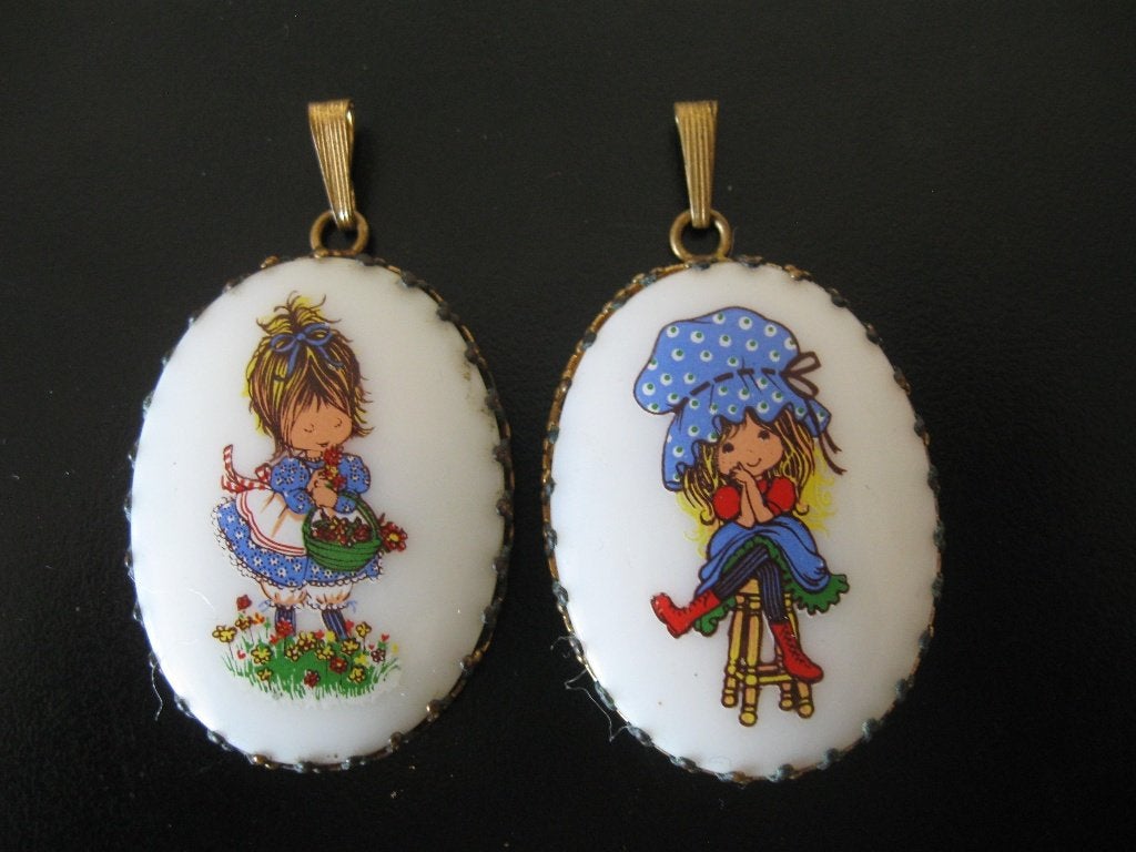 HOLLY HOBBIE Sarah Kay twee hangers retro vintage puntgaaf, Sieraden, Tassen en Uiterlijk, Ophalen of Verzenden, Gebruikt, Overige kleuren