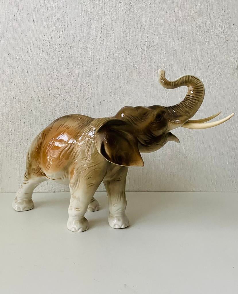Royal Dux porseleinen beeld van olifant , jaren 70, Verzamelen, Beelden en Beeldjes, Ophalen of Verzenden, Gebruikt, Dier