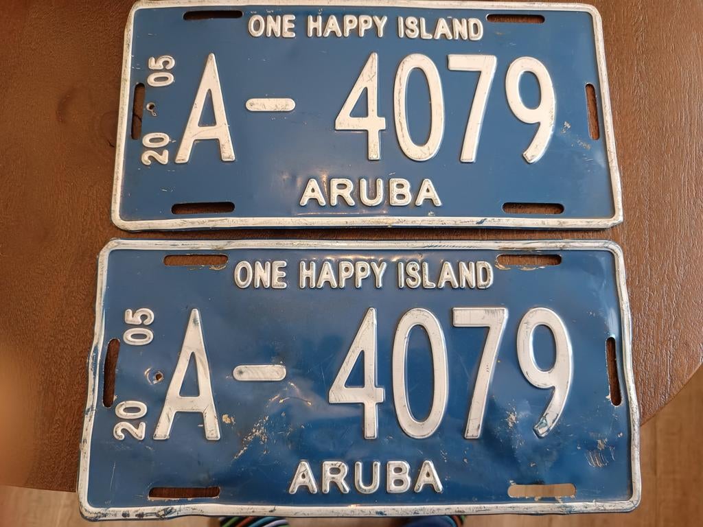Twee originele Arubaanse kentekenplaten uit 2005, Ophalen of Verzenden