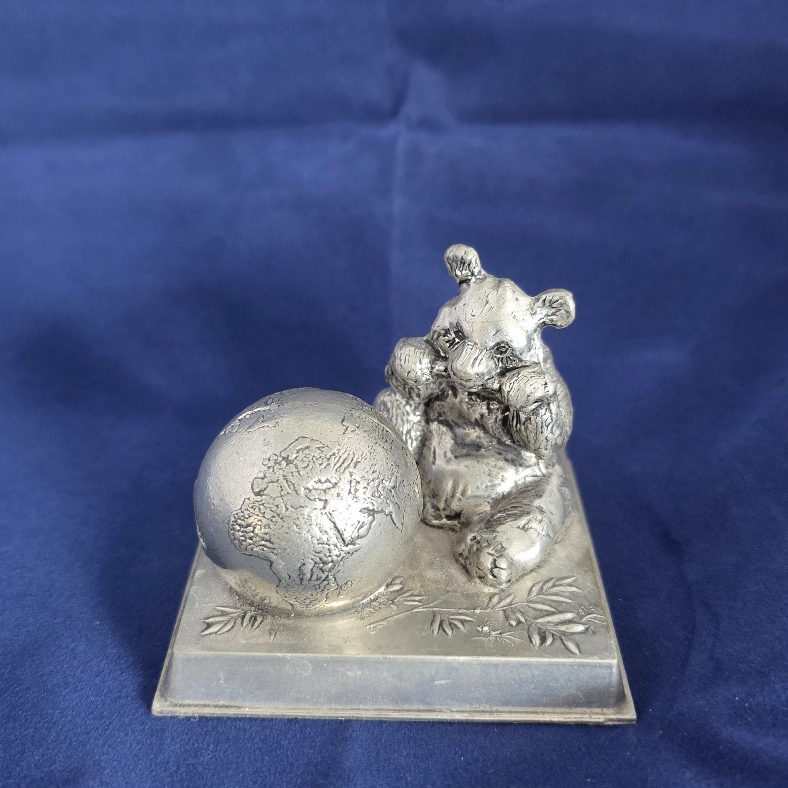 WWF Panda Beer met Wereldbol – Vintage Tin/Pewter Beeldje, Ophalen of Verzenden, Zo goed als nieuw