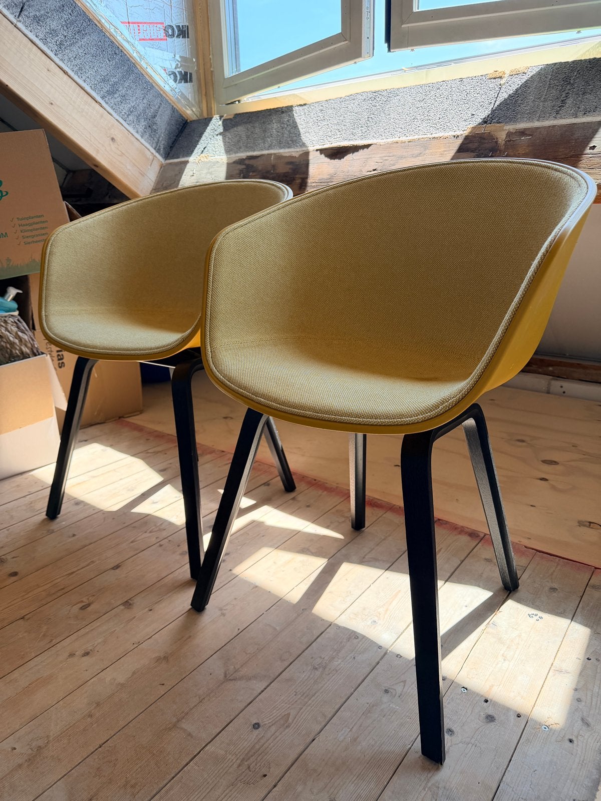 HAY AAC About a chair geel met zwarte poten, eetkamerstoelen, Huis en Inrichting, Stoelen, Ophalen, Zo goed als nieuw, Overige kleuren