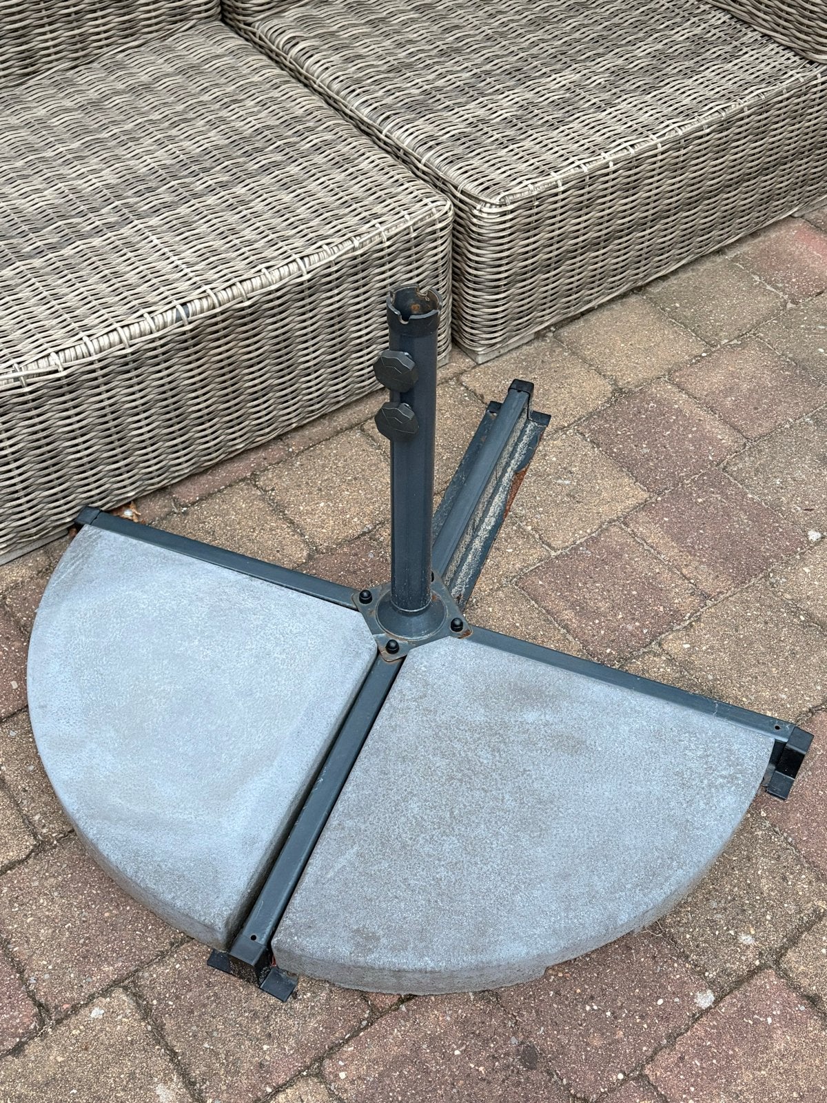 Gratis: Parasolvoet metaal - inclusief 2 stenen, Tuin en Terras, Parasols, Ophalen, Gebruikt, Minder dan 1 meter, Parasolvoet