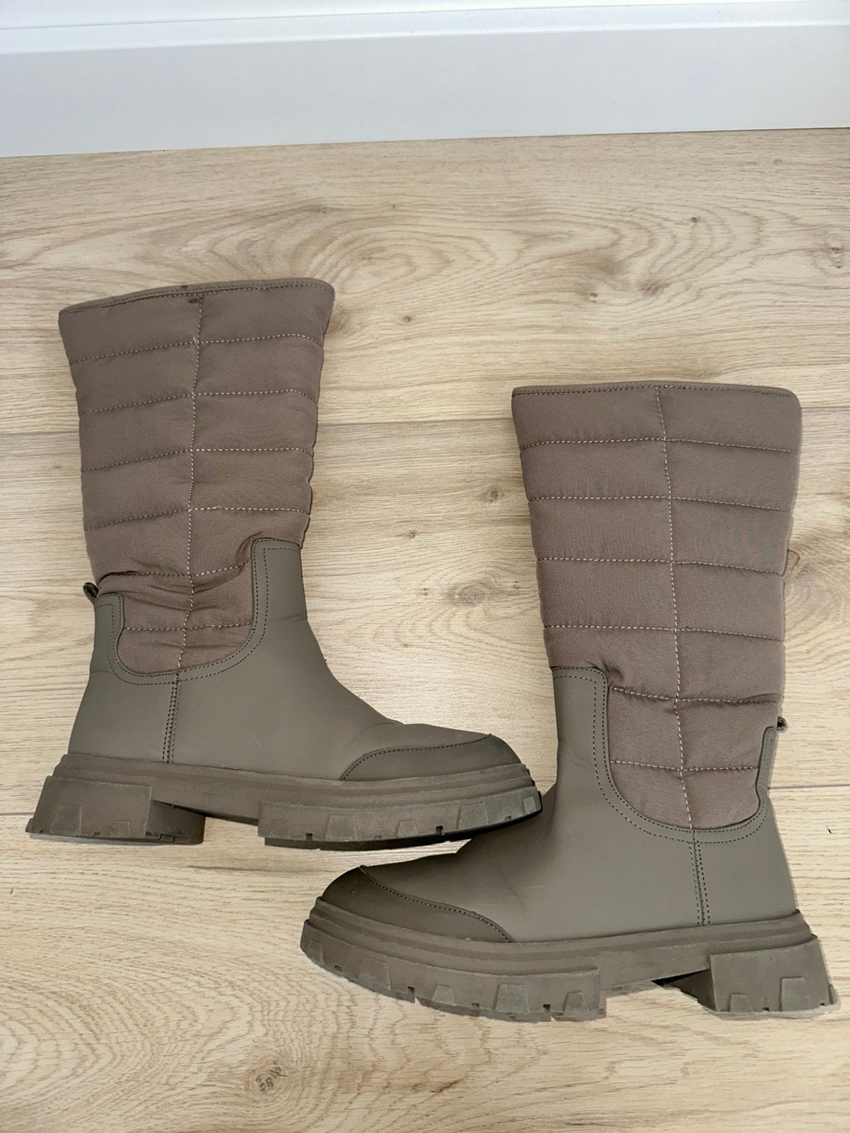 Zara gewatteerde laarzen / puffer boots - Maat 36, Kleding | Dames, Schoenen, Overige kleuren, Lage of Enkellaarzen, Ophalen of Verzenden