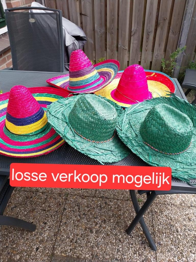 3x Mexicaanse sombrero - 2x groene strohoed, Ophalen of Verzenden, Zo goed als nieuw, Overige thema's, Accessoires