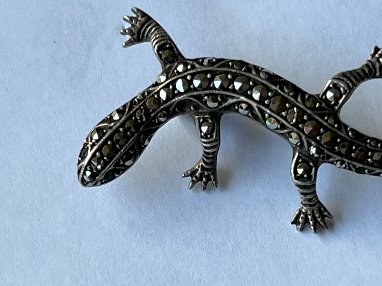 Antieke zilveren salamander broche met smaragd en marcasiet, 4 tot 7 cm, Verzenden, Zo goed als nieuw, Met edelsteen