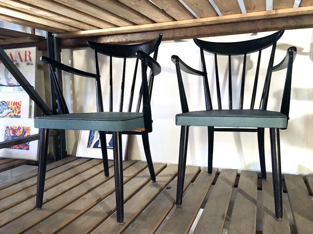 set spijlenstoelen hout armleuning turqoise zitting 60s, Gebruikt, Twee, Overige kleuren, -