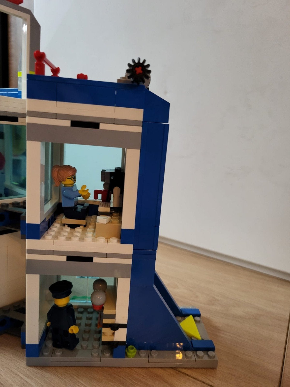 Foto 6 van Lego City 60372 Politiebureau - Complete set in goede staat