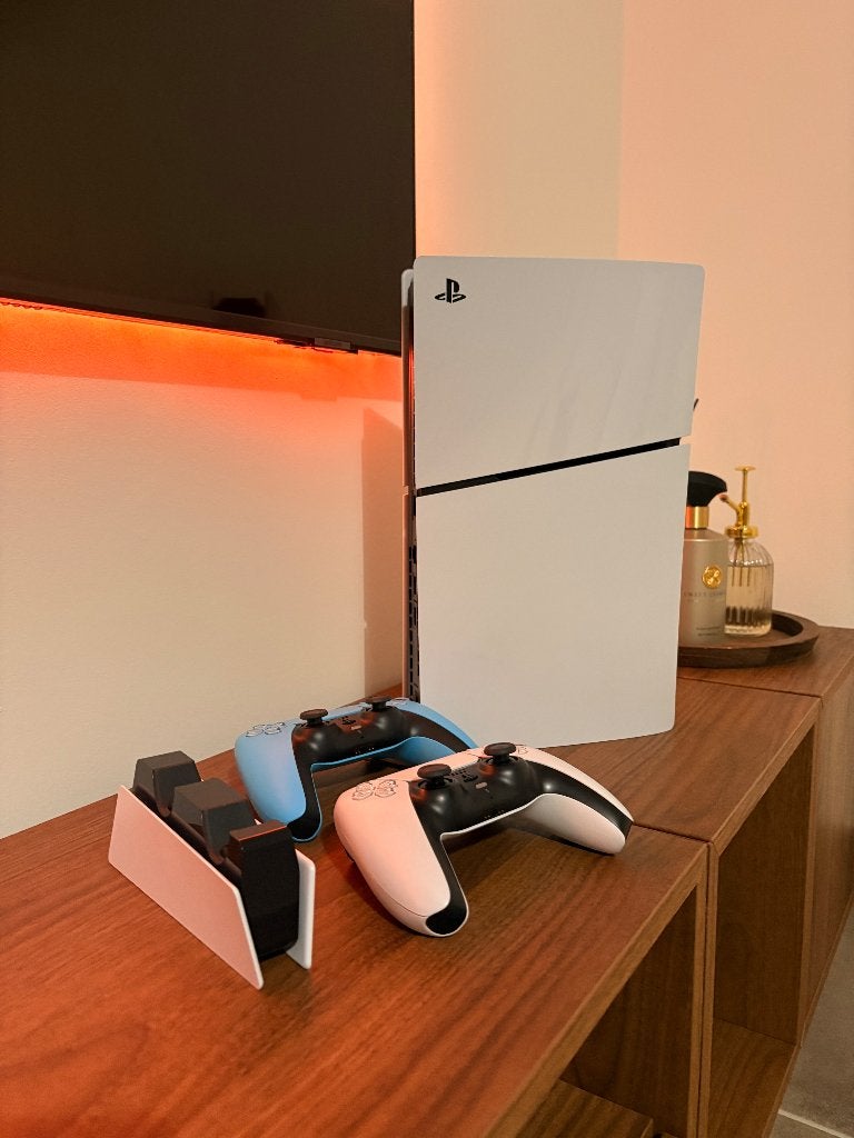PS5 Slim Digital Edition met 2 controllers en oplaadstation, Ophalen of Verzenden, Zo goed als nieuw, Playstation 5 Digital