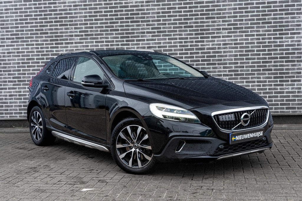 Volvo V40 Cross Country 1.5 T3 Polar+ Luxury | Trekhaak | Le, 12 maanden, 4 cilinders, Zwart, Leder