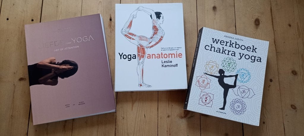 Set 3 yogaboeken in nieuwstaat: Yoga-anatomie & Chakra Yoga, Boeken, Ophalen of Verzenden, Nieuw, Overige onderwerpen, Diverse auteurs