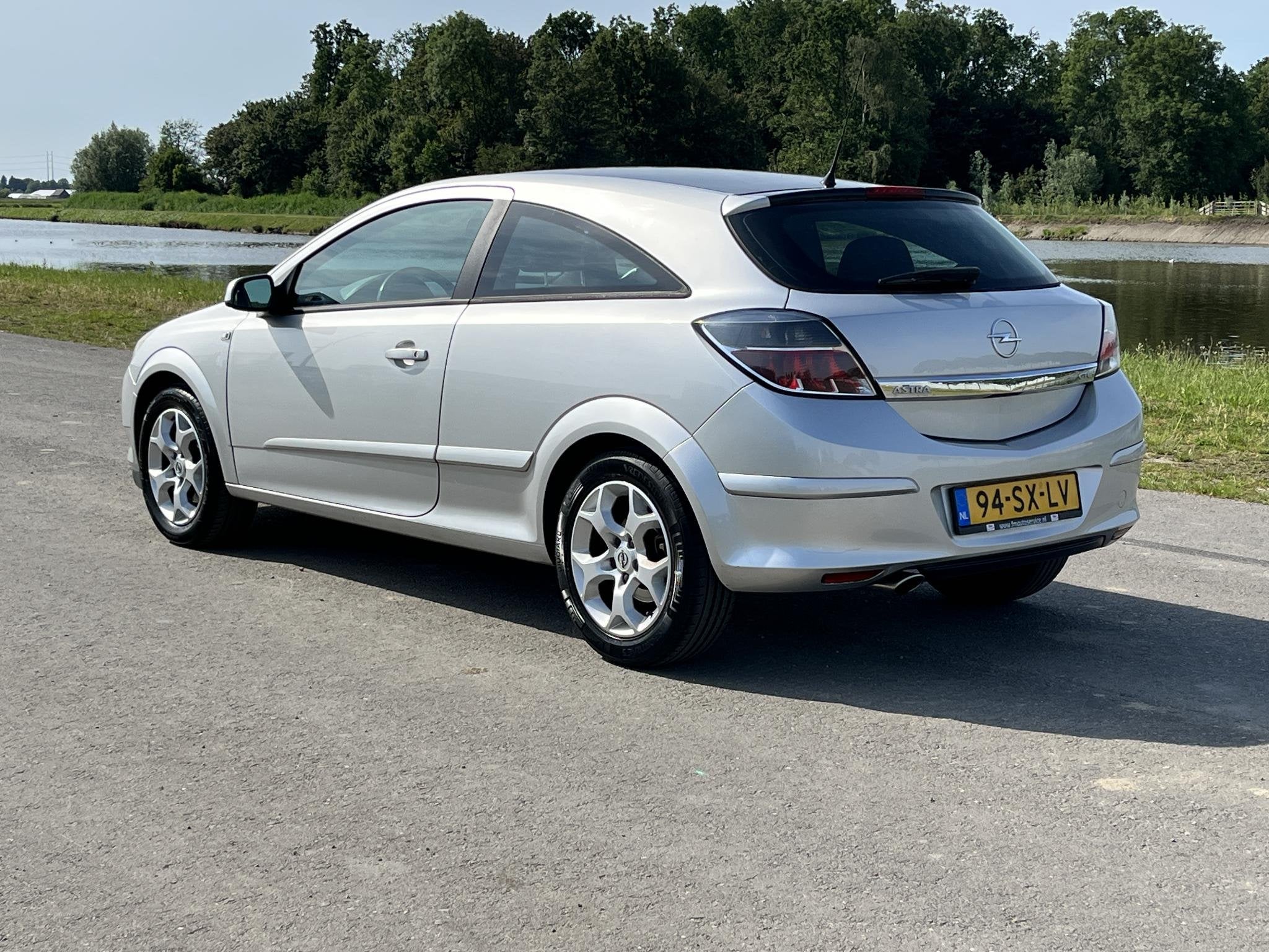 Opel Astra GTC 1.6 Sport Airco, cruise, radio, Auto's, Opel, Voorwielaandrijving, Zwart, 4 cilinders, 620 kg