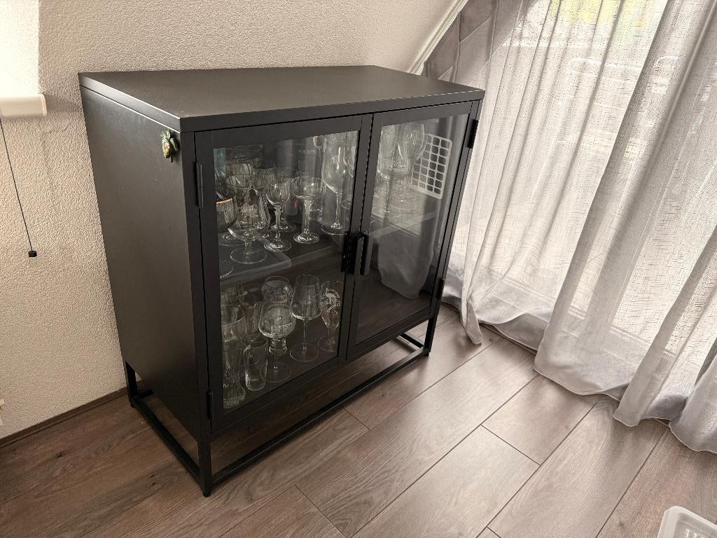 Zwarte vitrinekast met glazen deuren 85x85x40, Huis en Inrichting, Kasten | Vitrinekasten, Ophalen, 50 tot 100 cm, Zo goed als nieuw