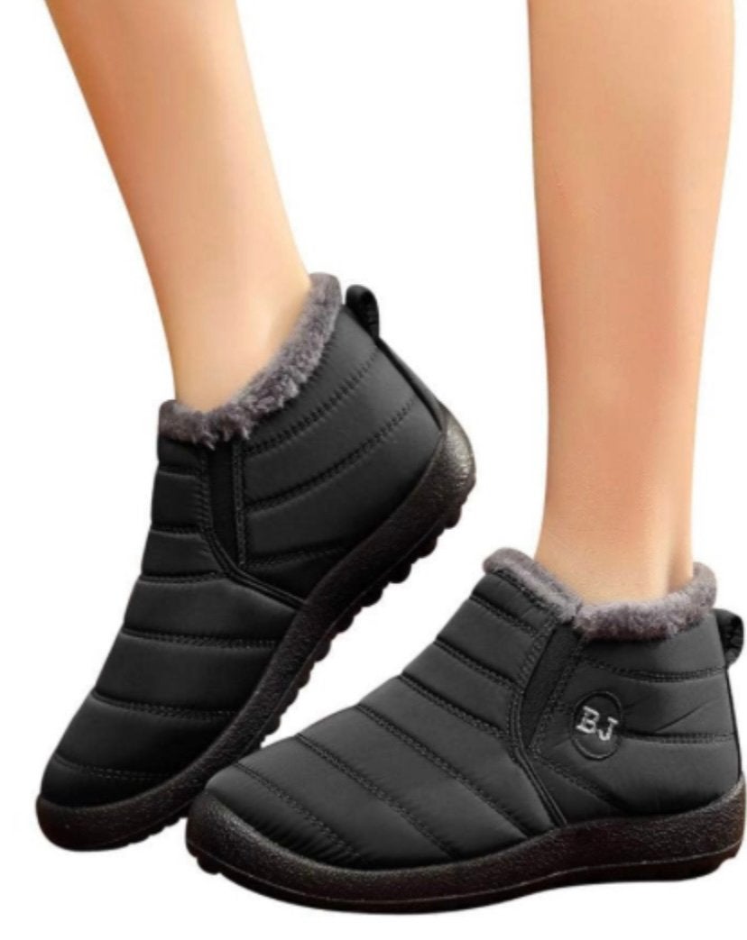Nieuwe pantoffels maat 40 water en sneeuw dicht, Zwart, Nieuw, Ophalen of Verzenden, Pantoffels of Sloffen