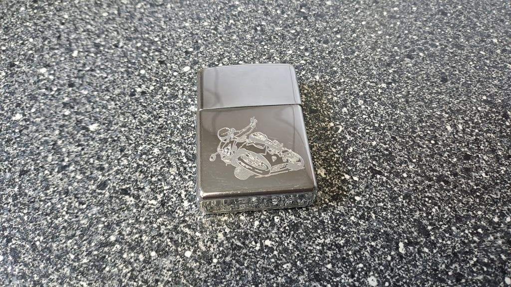 Zippo aansteker met motorrijder gravure, Onbekend, Ophalen of Verzenden, Onbekend, Onbekend