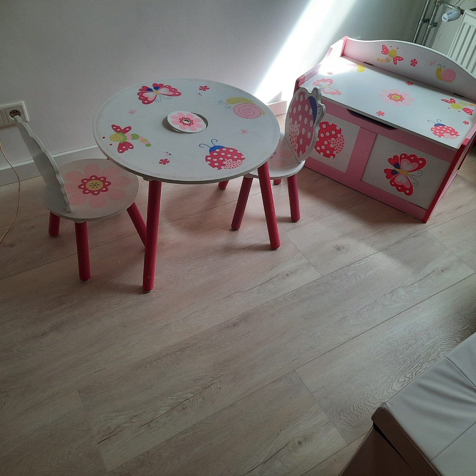 Kinder speeltafel met twee stoeltjes, Ophalen, Zo goed als nieuw, Tafel(s) en Stoel(en)